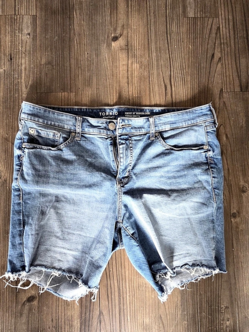 TORRID Perfect 16 Perfectly Shaping Short Denim Jean Shorts Size 16